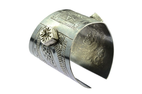 Antique SWAR Berber tribal bracelet from Tripoli. Old ethnic silver cuff from Libya