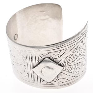 Old Tunisian Amazighen bracelet. Ancient Berber tribal bracelet in high quality silver