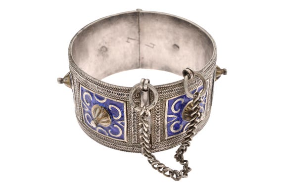 Antique bracelet from the Zaïane tribes of Morocco. Berber bracelet from the Middle Atlas in silver and blue enamel