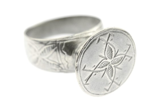 Antique Tuareg / Peul tribal ring. Ethnic engraved silver ring from Mali / Algeria / Morocco / Niger