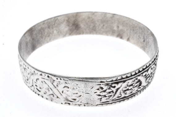 Tribal Moroccan silver bracelet, Atlas origins, traditional Berber jewelry, vegetal engravings