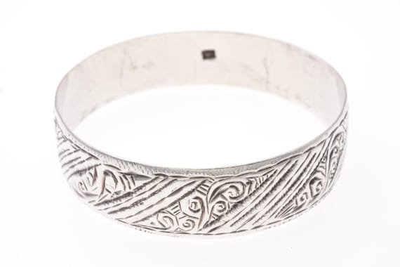 Antique tribal Moroccan bracelet in silver, Atlas origins, traditional Berber jewelry, vegetal engravings