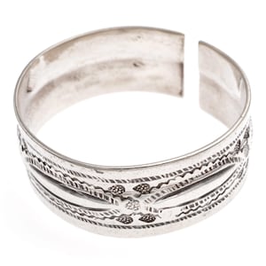 Old silver bracelet from Tripoli. High grade silver tribal bracelet from Libya. Old ethnic Berber / nomadic bracelet