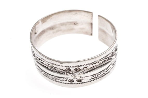Old silver bracelet from Tripoli. High grade silver tribal bracelet from Libya. Old ethnic Berber / nomadic bracelet