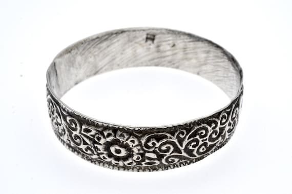 Antique tribal Moroccan bracelet in silver, Marrakech origins, traditional Berber jewelry, vegetal engravings