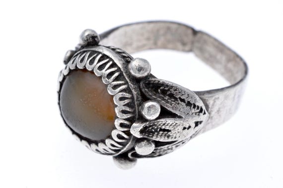 Ancient Yemeni Silver Ring with Agate Aqeeq Cabochon: Traditional Filigree Jewelry from Yemen