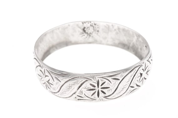 Antique Moroccan tribal silver bracelet engraved with floral geometric patterns, ethnographic design, 19th-20th century hallmark.