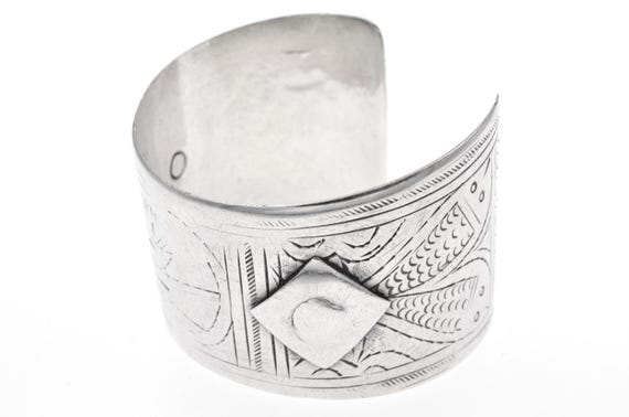 Old Tunisian Amazighen bracelet. Ancient Berber tribal bracelet in high quality silver