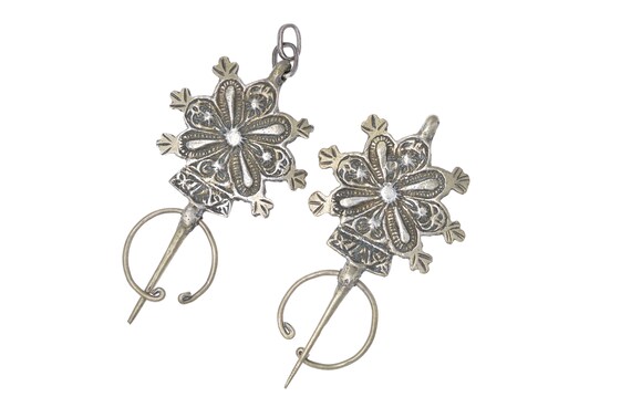 Antique pair of tribal fibulae from the Central High Atlas in high grade silver. Old pair of ethnic Zaïane fibulae