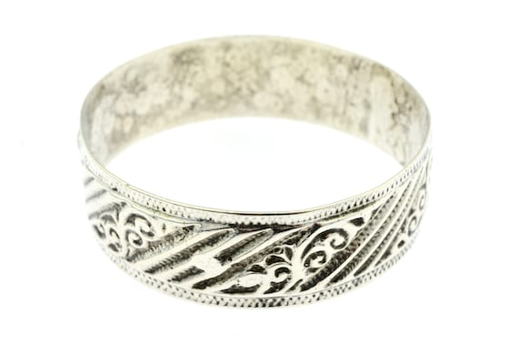 Antique Moroccan Tribal Silver Bracelet. Old ethnic Berber Anti Atlas bangle