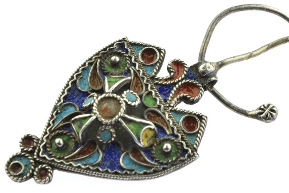 Rare old Aït Ouaouzguit fibula in enameled silver. Old Moroccan tribal high grade fibula