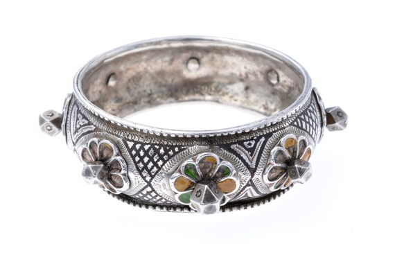 Ida Outanane ou Ida Oultit silver tribal bangle. Old Moroccan Berber enameled bracelet