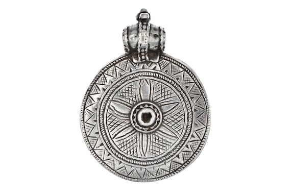 Antique Omani tribal SAMT MUKAHHAL pendant. Old silver ethnic necklace ornament from Oman