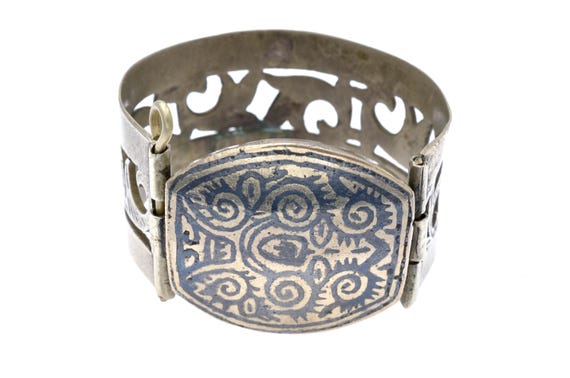 Old tribal hinged bracelet from Uzbekistan in niello and silver. Antique ethnic cuff from Bukhara