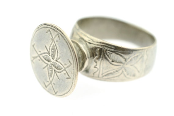 Antique Tuareg / Peul tribal ring. Ethnic engraved silver ring from Mali / Algeria / Morocco / Niger
