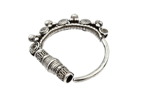 Antique Yemeni tribal Bedouin silver earring. Ethnic antique jewelry collection. Made by Jewish goldsmiths