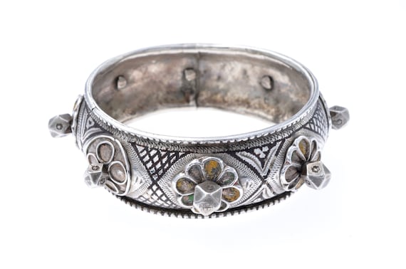 Ida Outanane ou Ida Oultit silver tribal bangle. Old Moroccan Berber enameled bracelet
