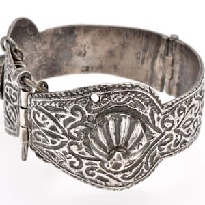 Old ethnic silver Khalkhal anklet, Berber design, Moroccan hallmark, traditional craftsmanship from Meknes.