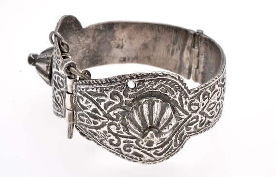 Old ethnic silver Khalkhal anklet, Berber design, Moroccan hallmark, traditional craftsmanship from Meknes.