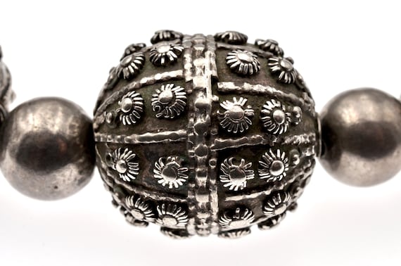 Old Yemeni necklace in silver beads signed by jeweler craftsman. Antique tribal high grade silver beads from Sana'a - Yémen