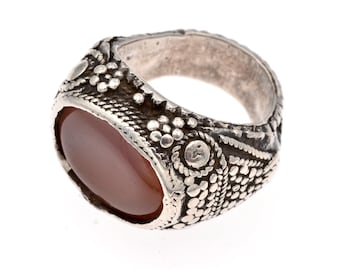 Anillo tribal antiguo de Oriente Medio, Yemen, Arabia Saudita. Anillo antiguo beduino yemení de plata y cornalina.