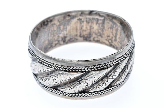 Heavy old Moroccan Tribal Silver Bracelet with Engraved Floral Design from ERFOUD. High grade silver berber tribal bracelet from Morocco