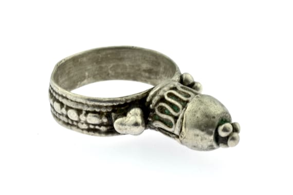 Old tribal silver Rashaïda ring from Ethiopia. East African ethnic silver ring