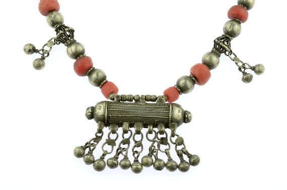 Old ethnic Bedouin HIRZ necklace from Yemen. Ethnic beads in glass paste and silver. Middle Eastern tribal necklace.