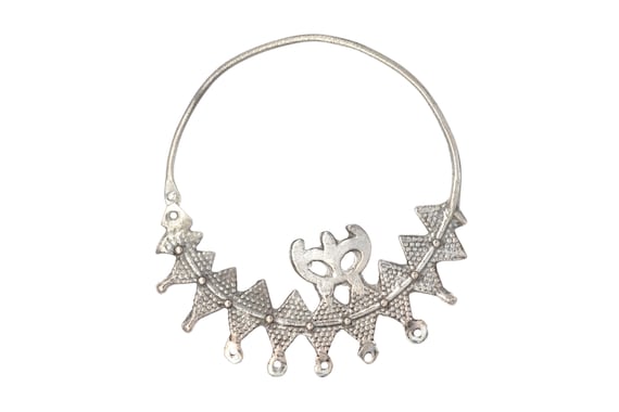 Old Chaoui tribal earring. Ethnic silver earring from Aurès. KHRAS MECHERFA from Algeria