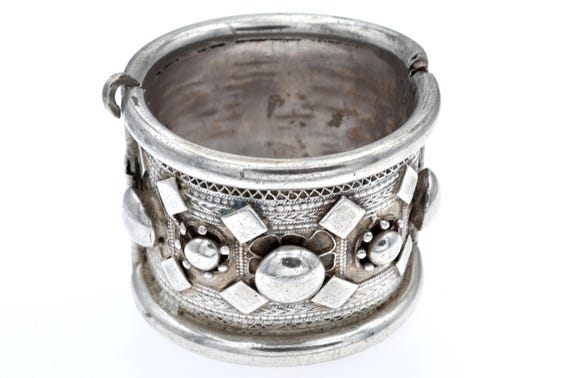 Heavy Rashaida tribal silver hinged cuff bracelet from Sudan or Eritrea, Red Sea Bedouin jewellery, cabochon decorated ethnic arm cuff