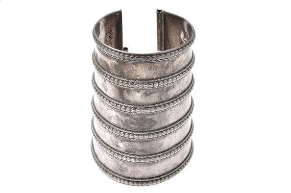 Heavy tribal cuff bracelet from Rajasthan in silver. Old Indian ethnic bracelet in high grade silver.
