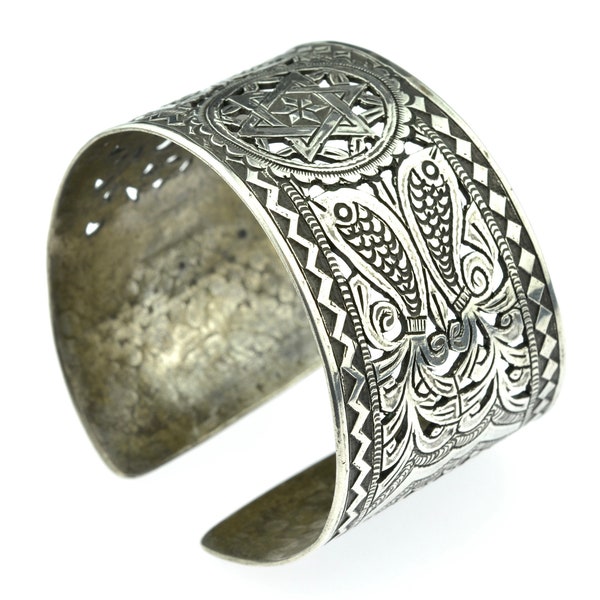 Rare old silver bracelet from Medenine / Tataouine. High grade silver cuff from southern Tunisia