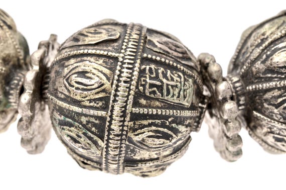 Traditional Yemeni Silver Beaded Necklace from Sana'a. Old cylinder beads necklace from Yémen