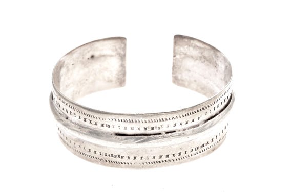 Old Amazigh tribal cuff bracelet in high grade silver. Heavy Berber silver bracelet from Tunisia
