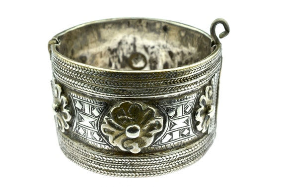 Old Ida or Nadif tribal bracelet in silver and bronze. Ethnic cuff bracelet from the Central Anti-Atlas region in Morocco
