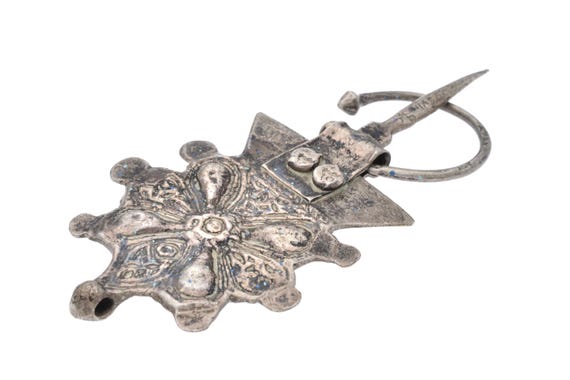 Antique tribal fibula from the Central High Atlas in high grade silver. Old ethnic Zaïane fibula