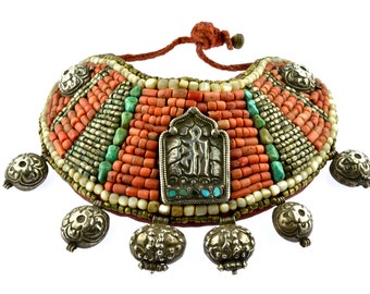 Ancien collier plastron tribal Ladakh original. Collier pectoral ethnique himalayen SKEYPUK avec corail, turquoises et argent