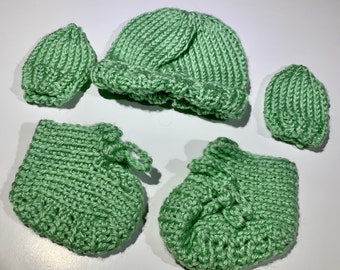 Preemie hat, mitts, and booties set green