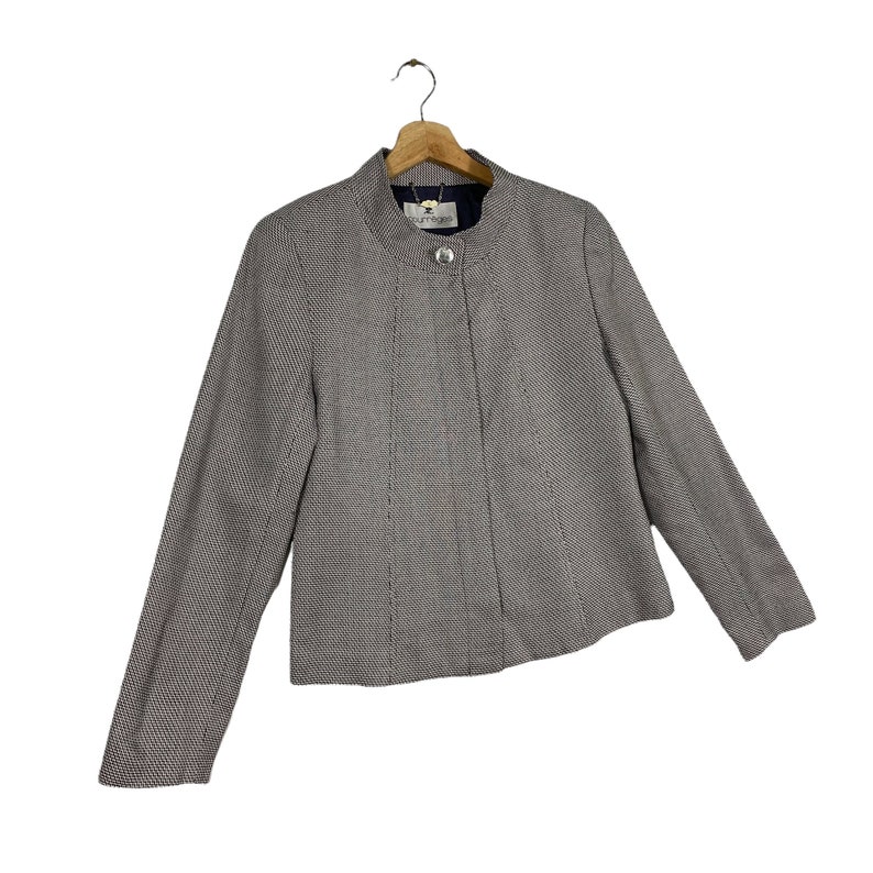 Puede incluir: Una chaqueta de color negro y blanco con estampado de pata de gallo, con un solo bot&oacute;n de cierre y un cuello alto.