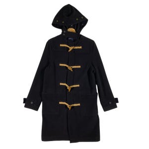 Peut inclure: Un manteau en duffle noir à capuche avec des fermetures à boutons en bois brun. Le manteau a un design classique et est parfait pour le temps froid.