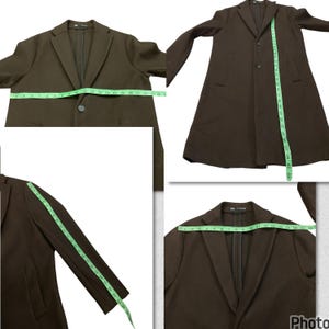 Pu&ograve; includere: Un blazer lungo a maniche lunghe di colore marrone con revers a punta e chiusura a due bottoni. Il blazer ha un solo spacco sul retro ed &egrave; realizzato in un tessuto morbido e testurizzato.