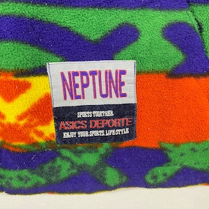 Puede incluir: Una chaqueta de forro polar colorida con un parche que dice "NEPTUNE SPORTS TOGETHER ASICS DEPORTE ENJOY YOUR SPORTS LIFE-STYLE".
