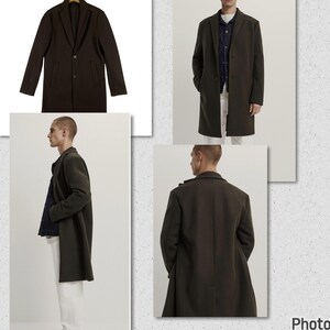 Pu&ograve; includere: Tre viste diverse di un cappotto marrone scuro. Il cappotto ha un design classico con un colletto a revers, una chiusura a un solo bottone e due tasche anteriori.