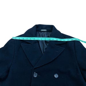 Pu&ograve; includere: Un cartello in legno rustico con la scritta "Welcome to our home" in lettere bianche. Il cartello presenta una finitura invecchiata e un design semplice e accogliente, ideale per un portico.