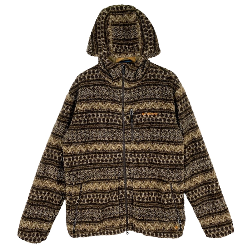Puede incluir: Una chaqueta de forro polar con estampado marr&oacute;n y beige, con cierre de cremallera y capucha. La chaqueta tiene un patr&oacute;n geom&eacute;trico con rayas y puntos marrones y beige.