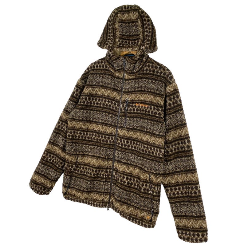 Puede incluir: Una chaqueta de forro polar con estampado marr&oacute;n y beige, con capucha y cierre de cremallera. La chaqueta tiene un bolsillo con cremallera en el lado izquierdo.