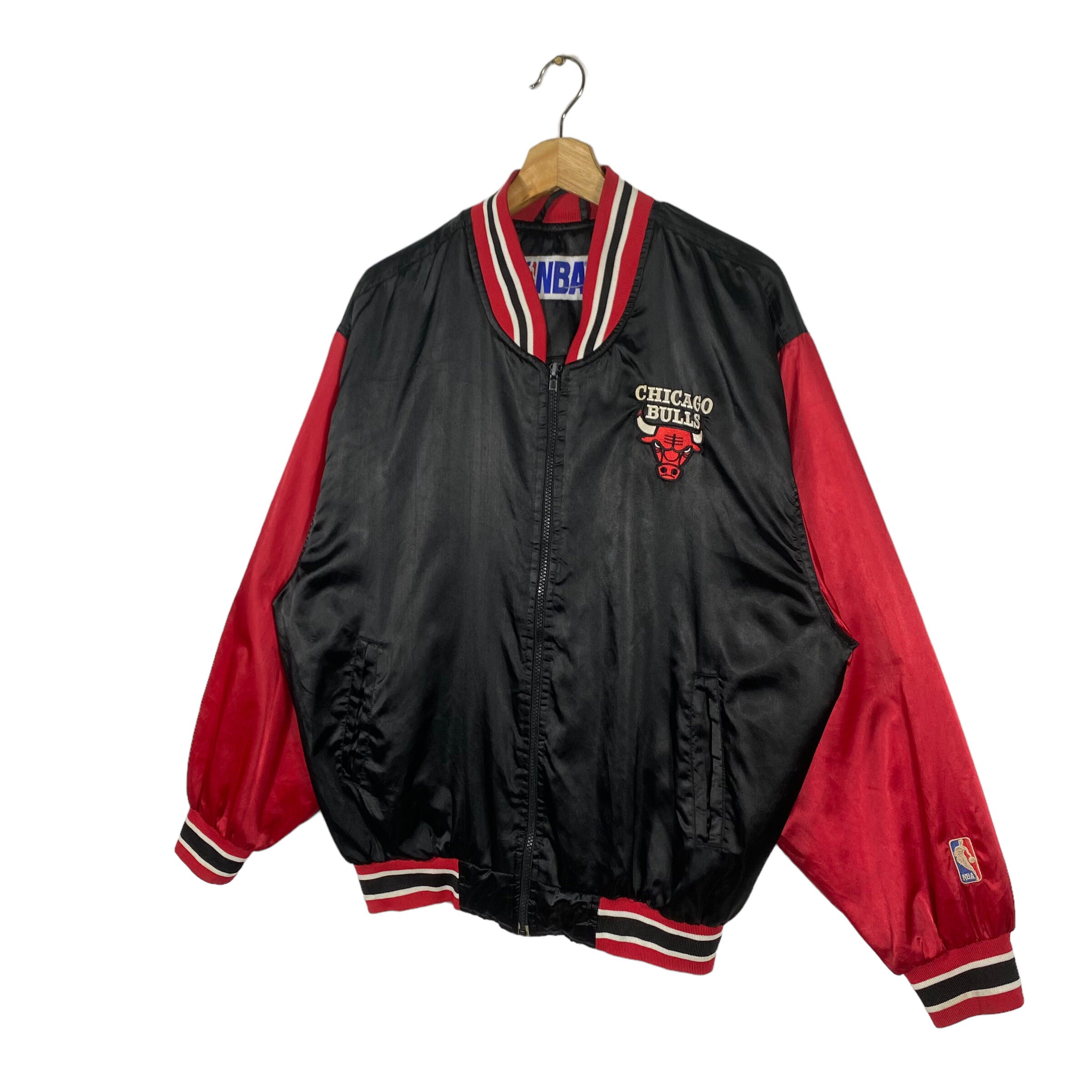 90's CHICAGO BULLS USA製　ジャケット　赤黒　M た30 Vintage 90s Chicago Bulls Bomber Jacket M Size (fit L) Black/red