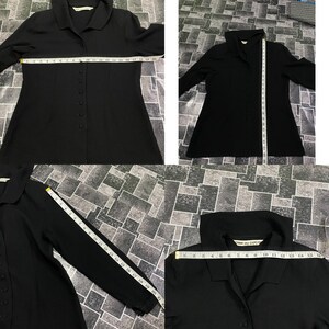 Puede incluir: Camisa negra de manga larga con botones y cuello. La camisa tiene una silueta ajustada y est&aacute; hecha de una tela lisa. La camisa se mide con una cinta m&eacute;trica.