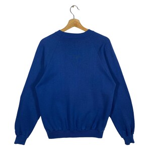 K&ouml;nnte beinhalten: Ein k&ouml;nigsblauer Pullover mit Rundhalsausschnitt und langen &Auml;rmeln. Der Pullover ist aus einem weichen, bequemen Stoff.