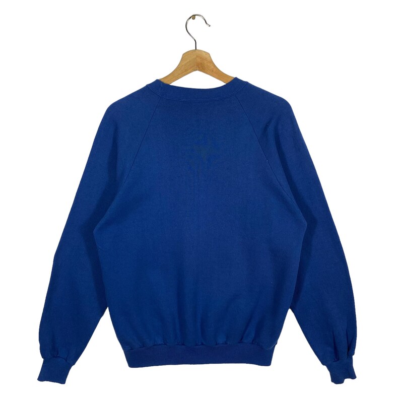 K&ouml;nnte beinhalten: Ein k&ouml;nigsblauer Pullover mit Rundhalsausschnitt und langen &Auml;rmeln. Der Pullover ist aus einem weichen, bequemen Stoff.